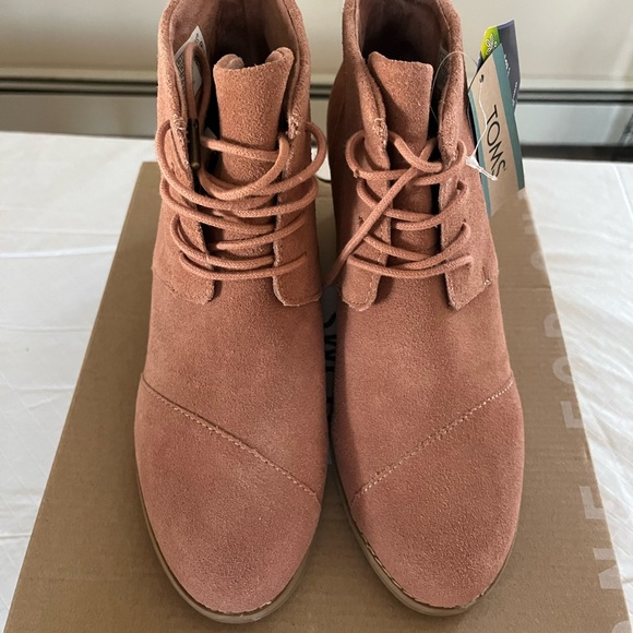NIB TOMS Hyde women’s suede boots, Size 8 laced up, wedge heel, gorgeous color - Picture 5 of 7